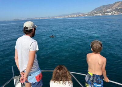 Únete a nosotros en el barco Yo Te Espero en Benalmádena y contempla la maravilla de los delfines en su hábitat natural, perfecto para familias con niños.