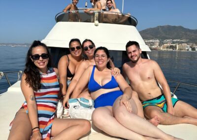 Comparte un paseo en barco con amigos en Benalmádena, disfrutando del sol, el mar y animada música.